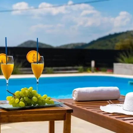 Pax - With Pool * Marina